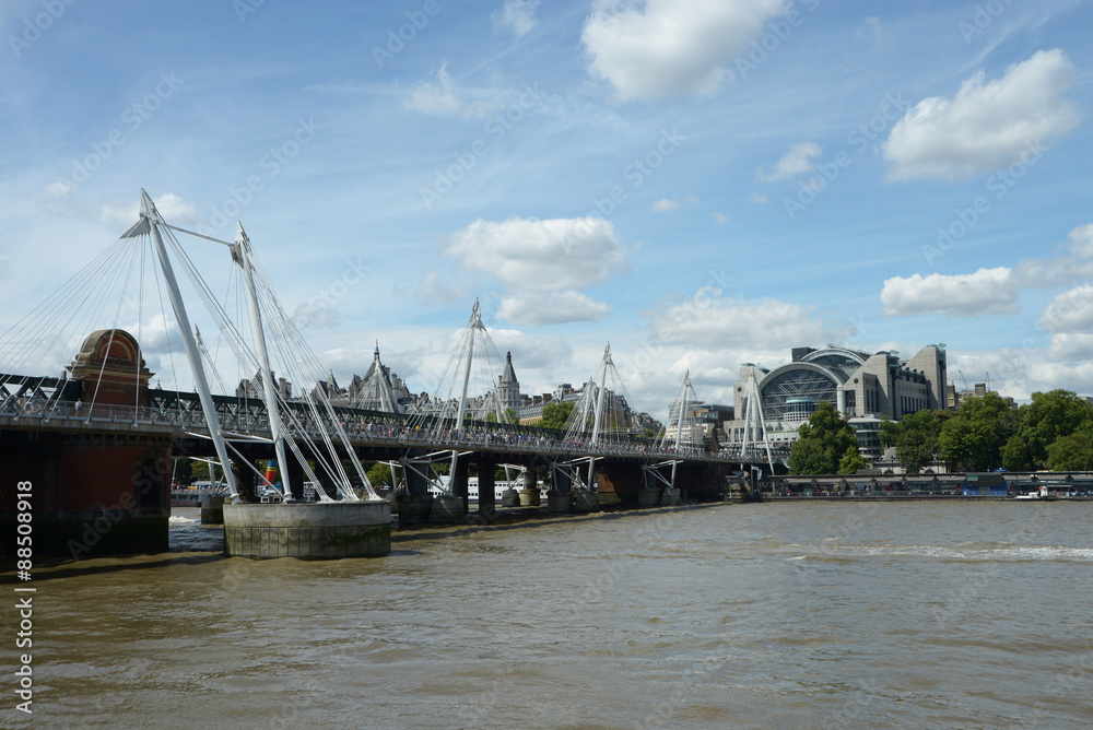 Obraz premium Hungerford Bridge, London, England 01/08/2015