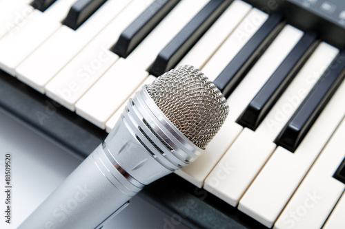 Slika na platnu The microphone lies on the synthesizer keyboard
