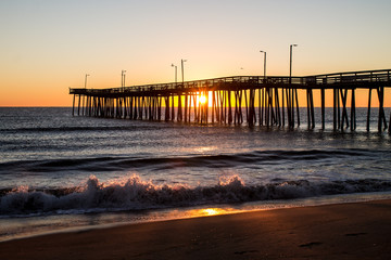 Fotobehang Pier Vissteiger Virginia Beach bij dageraad  © sherryvsmith
