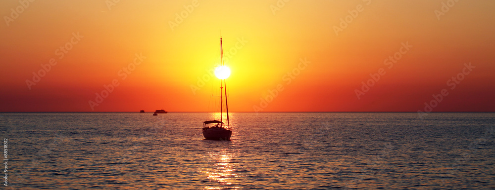 Fototapeta premium Segelboot beim Sonnenuntergang