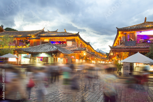 Stare miasto w Lijiang wieczorem z wypitym turystą.