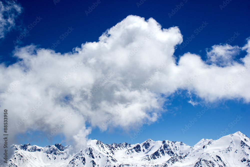 Obraz premium Mountains and cloud