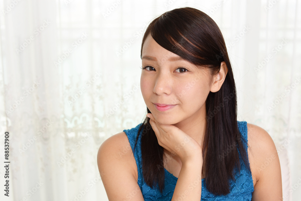 微笑む女性 微笑む女性