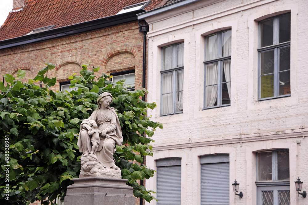 madonna mit kind skulptur neben der liebfrauenkirchen in brügge