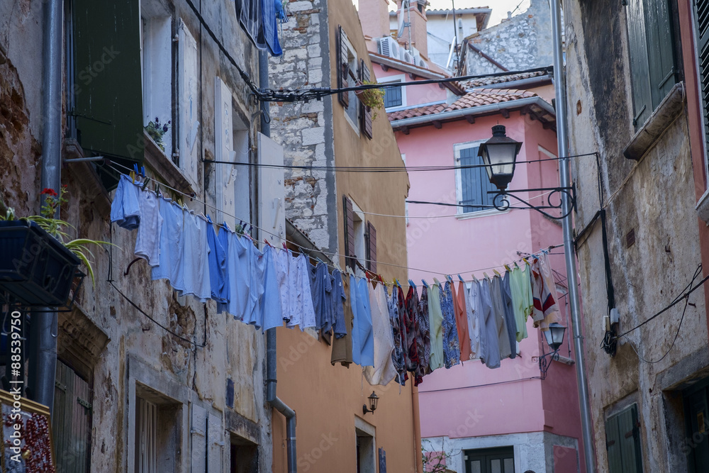 Naklejka premium Laundry hanging on the street