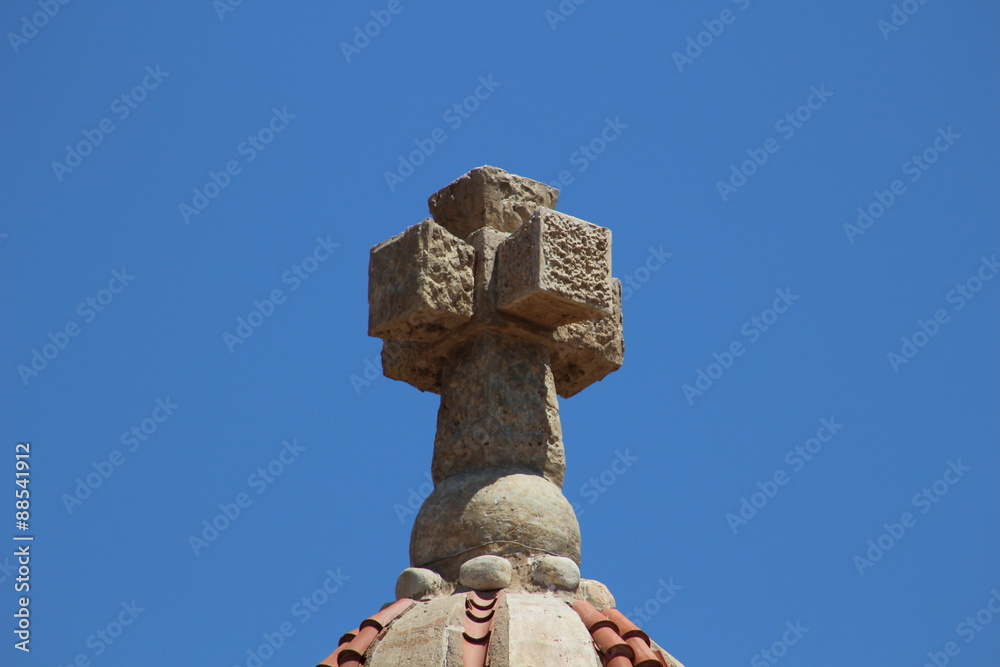 Cruz de piedra en el Santuario de Caravaca de la Cruz, Murcia