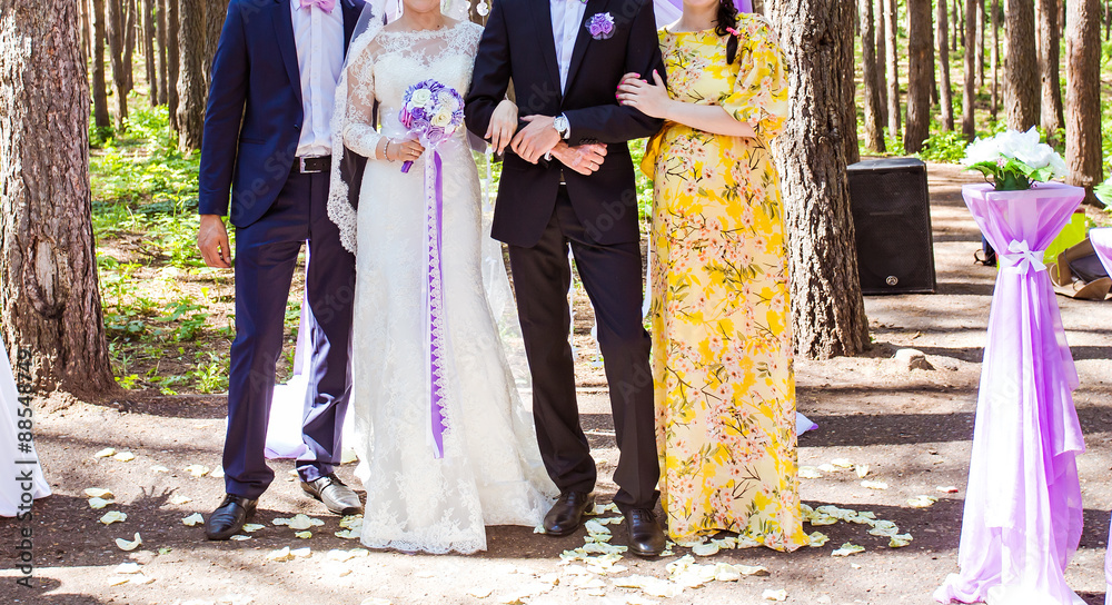 Naklejka premium happy bride and groom with guests 