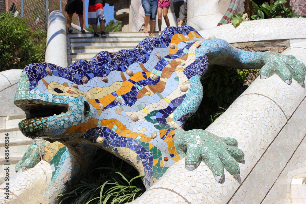 Obraz premium Der berühmte Salamander im Park Güell (Antoni Gaudi) in Barcelona