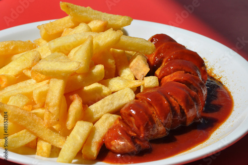Berliner Curry-Wurst mit Pommes