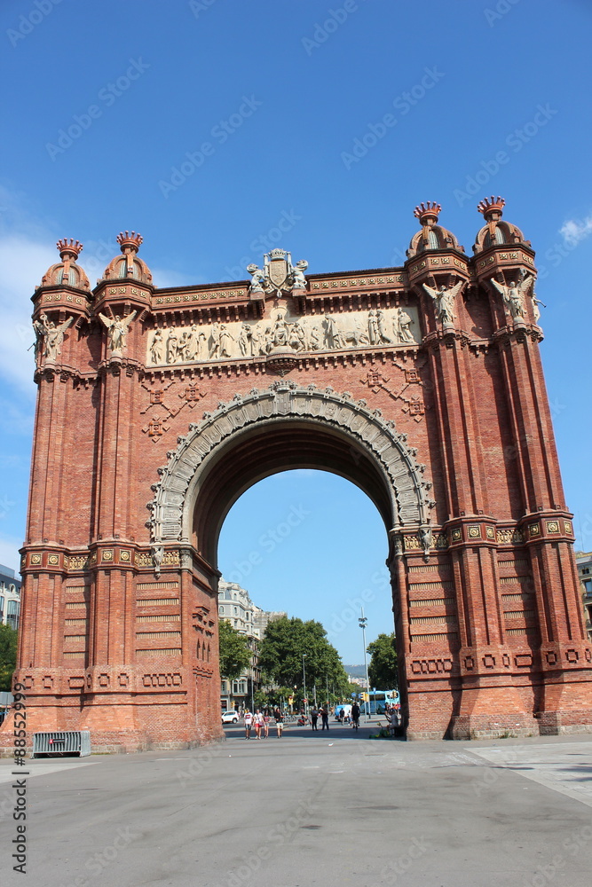 Blick auf den Arc de Triomf (Triumphbogen) in Barcelona