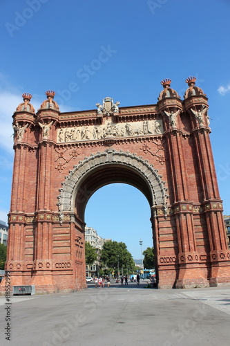 Blick auf den Arc de Triomf (Triumphbogen) in Barcelona