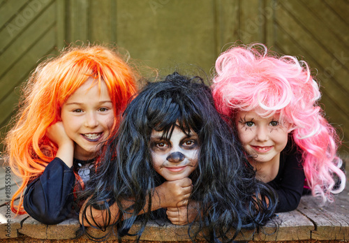 Happy girls in wigs © pressmaster