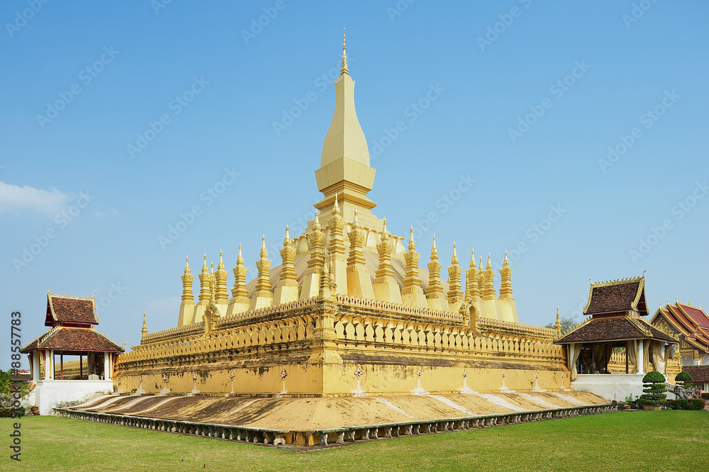 Fototapeta premium Exterior of the Pha That Luang stupa in Vientiane, Laos.