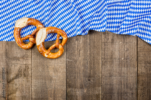 Holzbretter mit bayerischem Rautenmuster und Brezeln photo