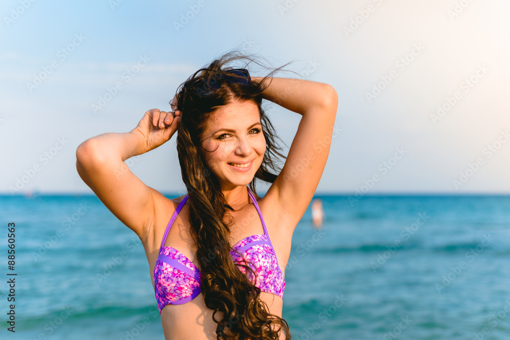 Naklejka premium Beautiful girl smiling on the sea