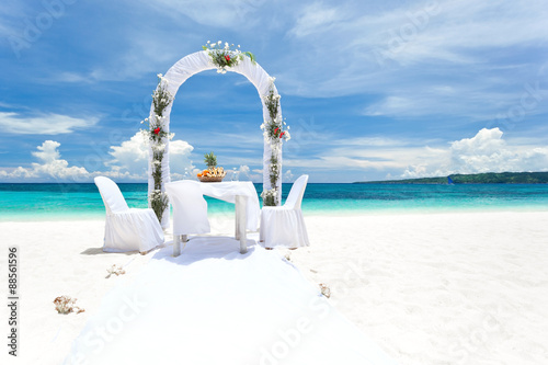 Fototapeta Naklejka Na Ścianę i Meble -  Beautiful wedding arch on tropical beach