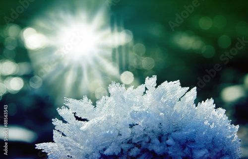 Stein mit Raureif und Eiskristallen, Wintermorgensonne und Flare photo