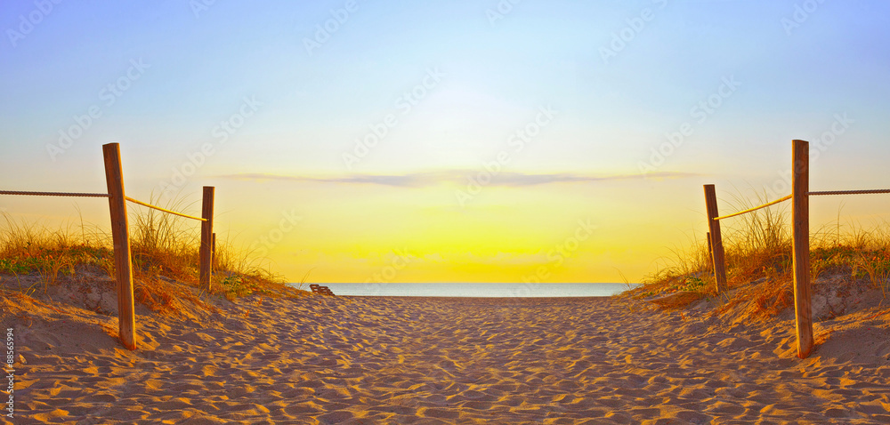 Fototapeta premium Ścieżka na piasku iść ocean w Miami plaży Floryda przy wschodem słońca lub zmierzchem, piękny natura krajobraz, retro instagram filtr dla roczników spojrzeń