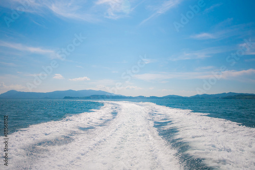Schilderij op canvas waves from a speedboat during travel on island