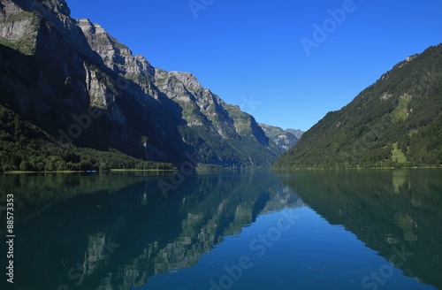 Lake Klontalersee and mountains © u.perreten