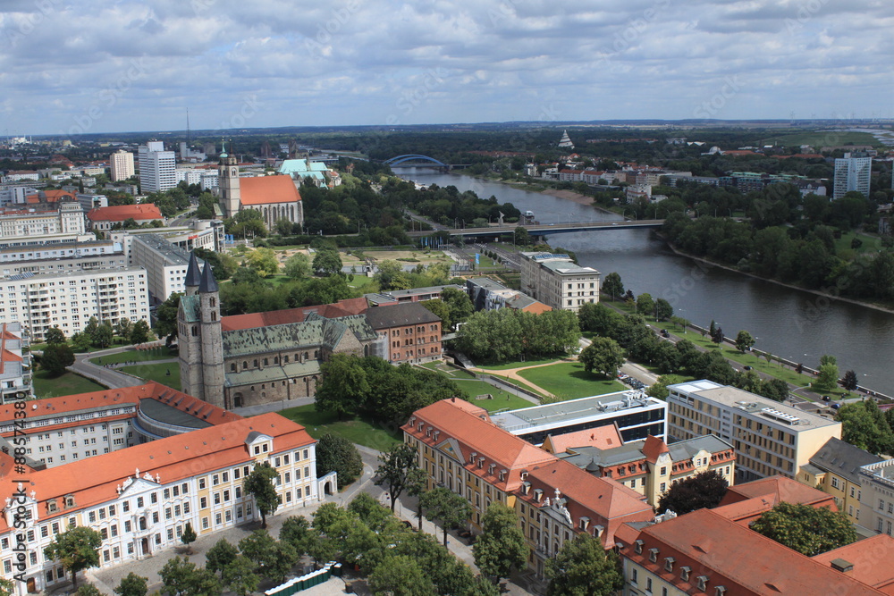 Magdeburg, Blick vom Dom nach Norden über den Domplatz zum Kloster, der Johanniskirche und der Elbe
