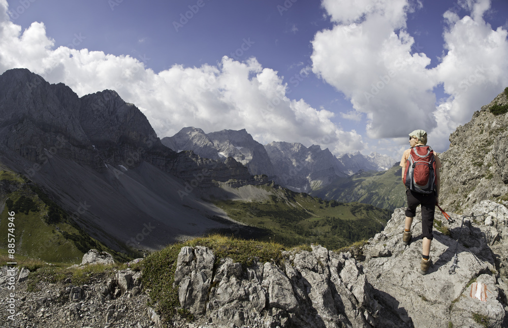 Wandern im Karwendel zum Hahnkampl Gipfelkreuz