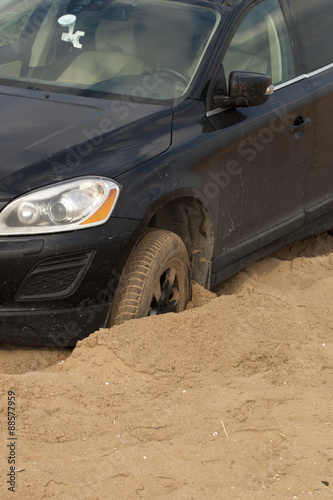 Машина увязла в песке