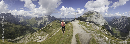 Wandern im Karwendel zum Hahnkampl Gipfelkreuz photo