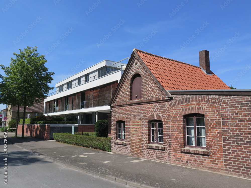 Fototapeta premium Althaus und,Modernes Neuhaus