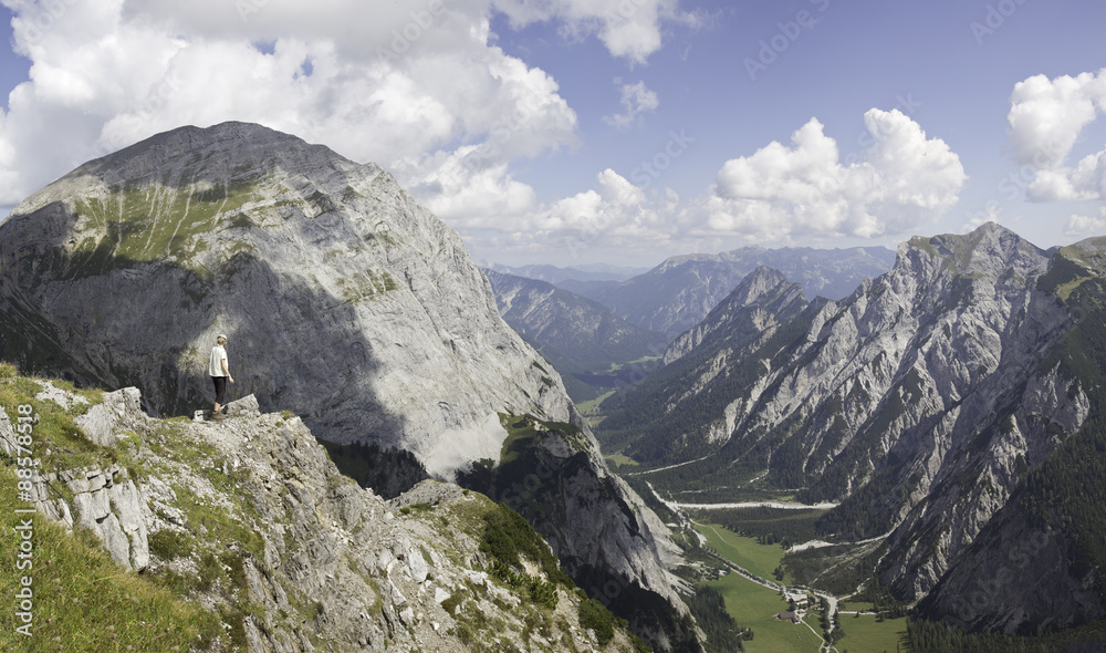 Wandern im Karwendel zum Hahnkampl Gipfelkreuz