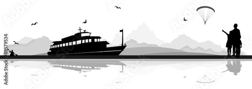 Bergsee mit Schiff