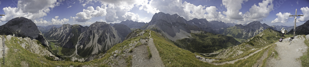 Panorama vom Hahnkampl Gipfelkreuz im Karwendelgebirge