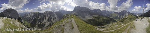 Panorama vom Hahnkampl Gipfelkreuz im Karwendelgebirge