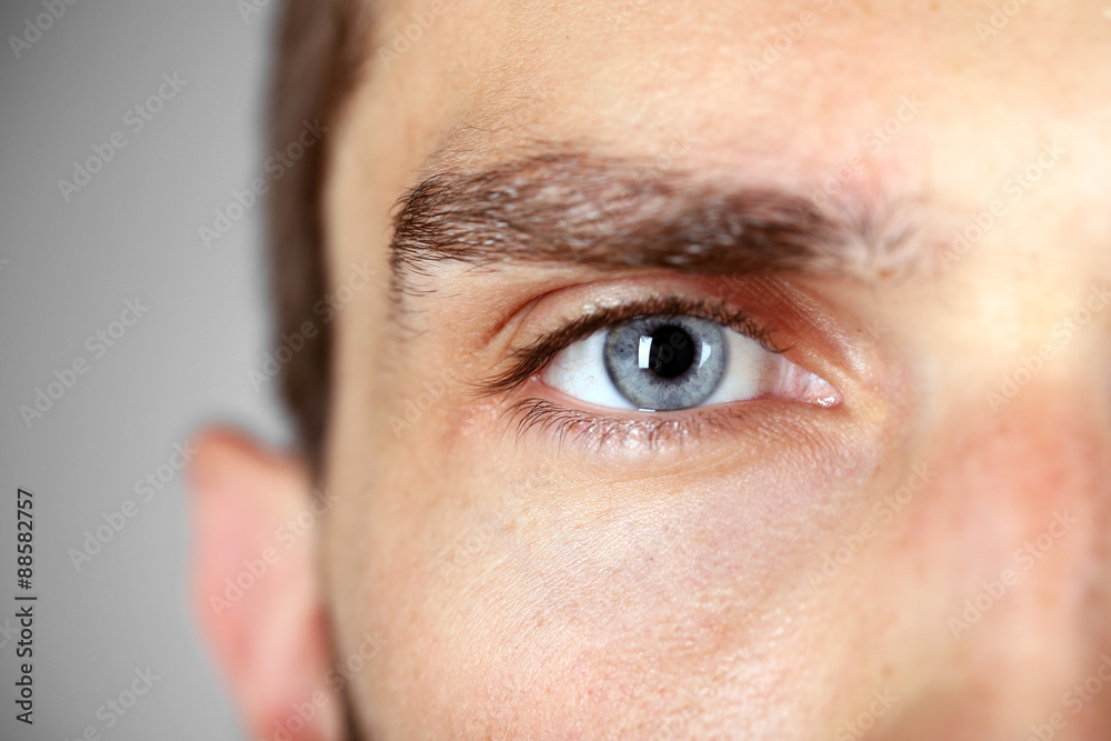 Fototapeta premium Piękne niebieskie oko człowieka z bliska