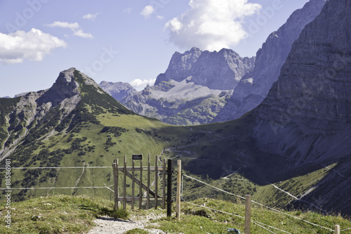 Wandern an der Faltenhütte im Karwendel photo