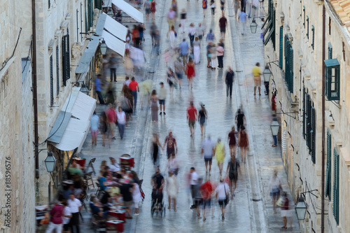 Touristen Menschen am Abend in Dubrovnik Stradun photo