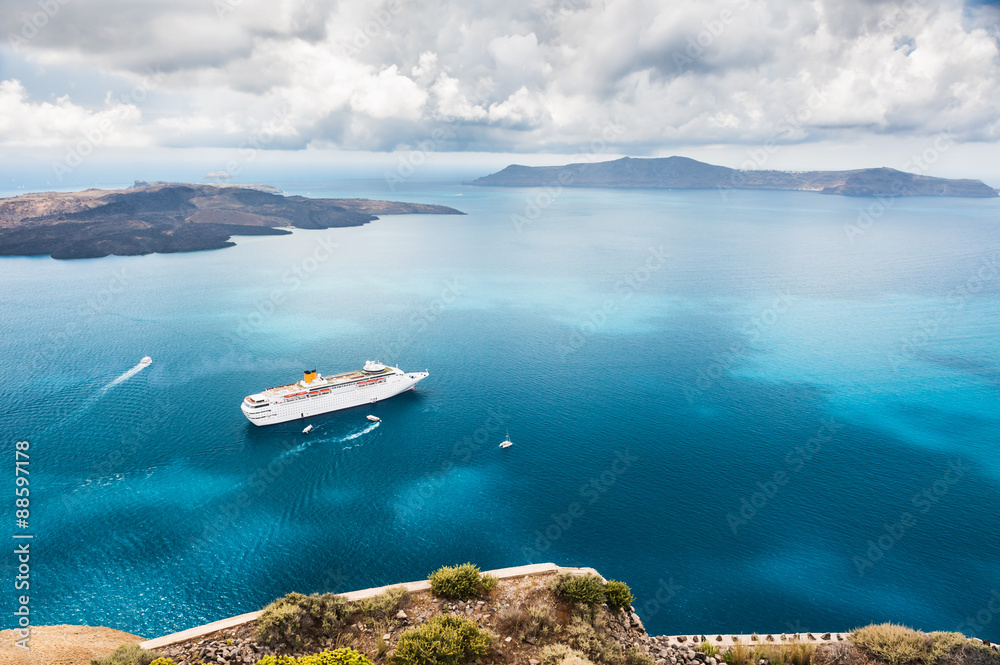 Cruise liner at the sea near the islands - obrazy, fototapety, plakaty 