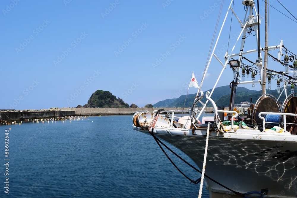 Fototapeta premium 海に生きる漁村の風景／山形県庄内浜の漁港の風景を撮影した写真です。