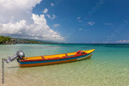 Fototapeta Naklejka Na Ścianę i Meble -  Fish boat on the paradise beach