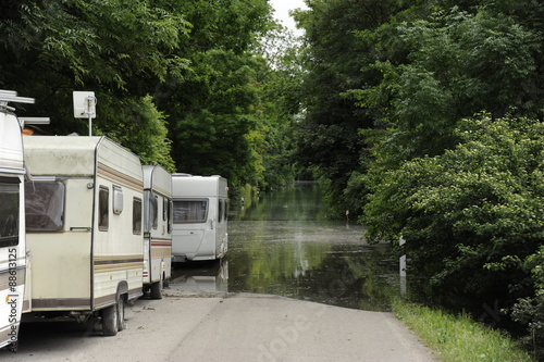 Hochwasser auf einem Campingplatz am Rhein