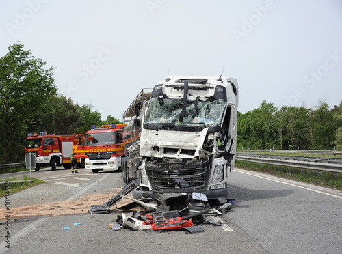 Schwere Unfälle auf Autobahn und Bundesstraße