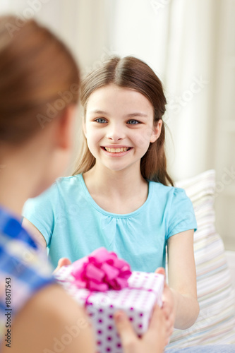 Quadro su tela happy little girls with birthday present at home