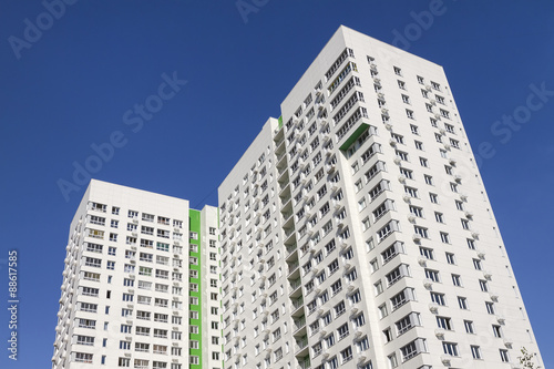 Fotografie Multistory new modern apartment building against the blue sky