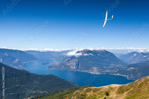 volo con aliante sopra il Lago di Como (IT)