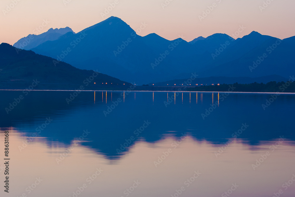 Riflessi dei Monti della Laga su lago