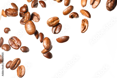 Kaffeebohnen, fallend, isoliert vor weißem Hintergrund