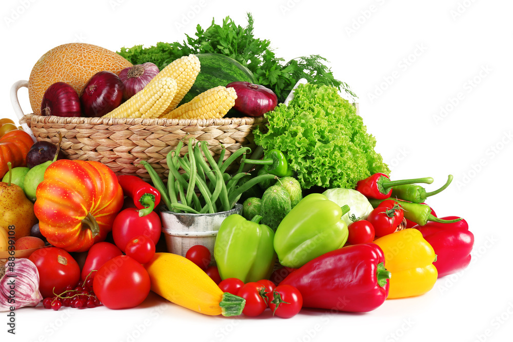 Naklejka Kompozycja ze świeżymi owocami i warzywami na białym tle
