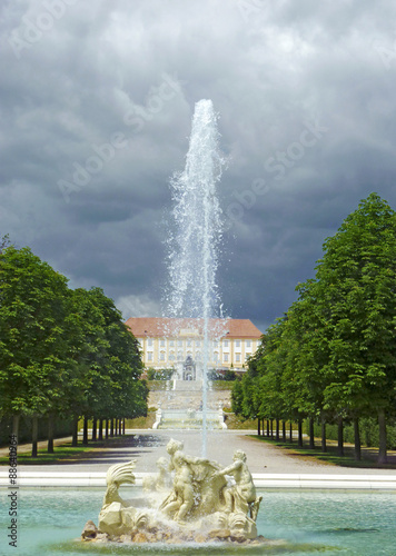 Barocker Brunnen mit Wasserfontäne photo