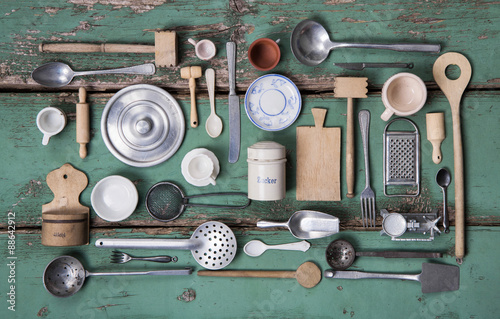 Fototapeta Naklejka Na Ścianę i Meble -  Alte Küchen Utensilien mit Besteck und Geschirr zur Nostalgie Dekoration zum Kochen