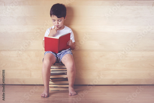 Foto niño leyendo un libro